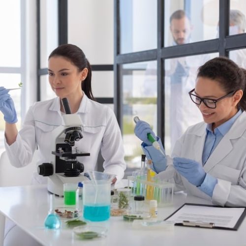cientificos-que-trabajan-laborat