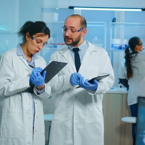 group-medical-researchers-discus